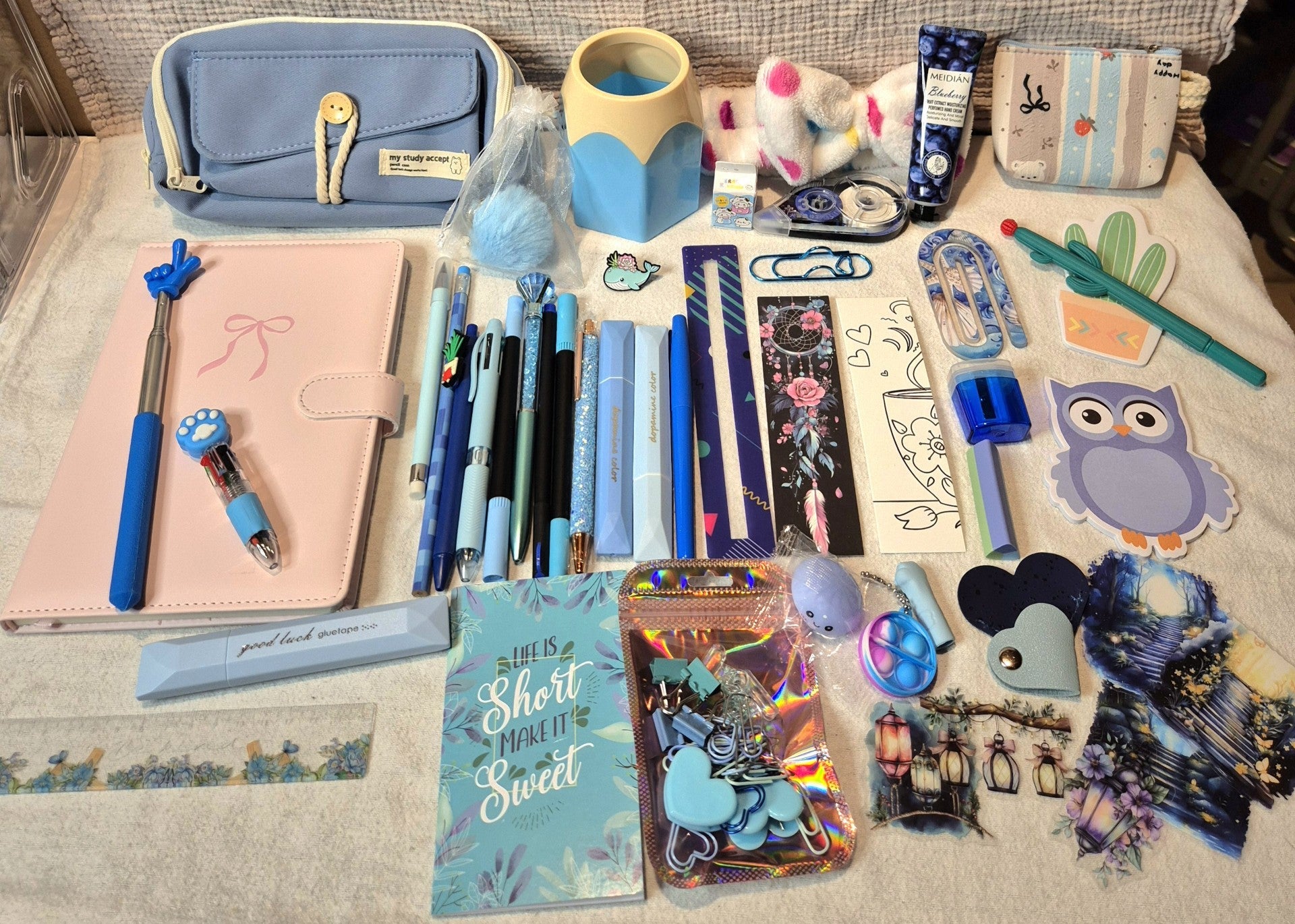 Ready for Campus Kit - detailoverzicht met planner, pennen en accessoires